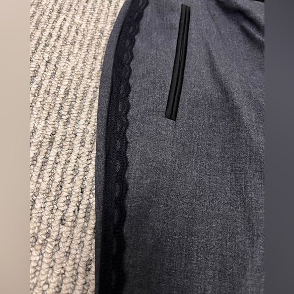 Forever 21 lace trim cropped pants XS - Picture 4 of 4